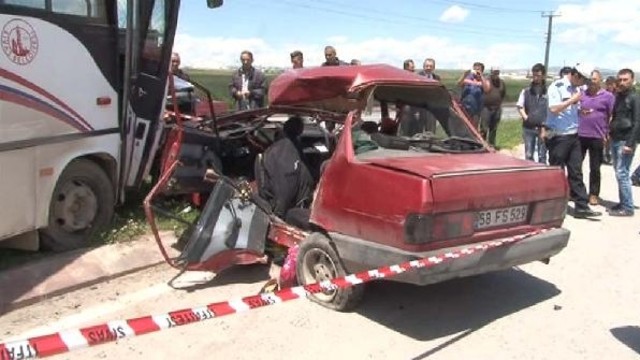 Sivas’ta Halk Otobüsü Otomobile Çarptı: 1 Ölü, 6 Yaralı