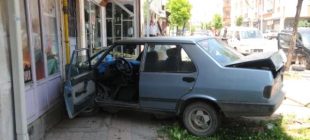 Sivas’ta Otomobil Apartmana Çarptı: 2 Yaralı